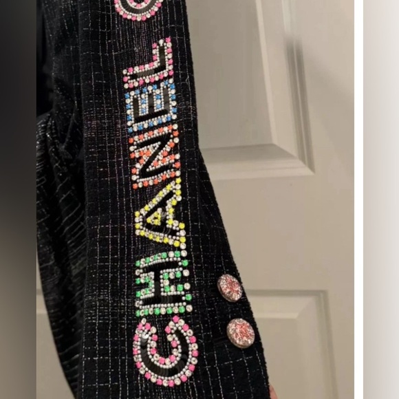 STUNNING 2024 CRUISE RUNWAY WRAP JACKET. SIZE 36. $11,000 original retail - Picture 4 of 7